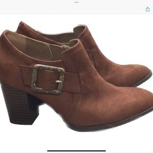 A2 Aerosoles  Suede Wallflower Shooties  .